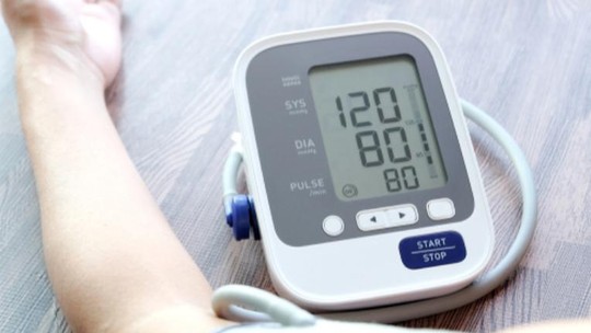 Tenho pressão 12 por 8, vou precisar passar a tomar remédio? Veja tira-dúvidas