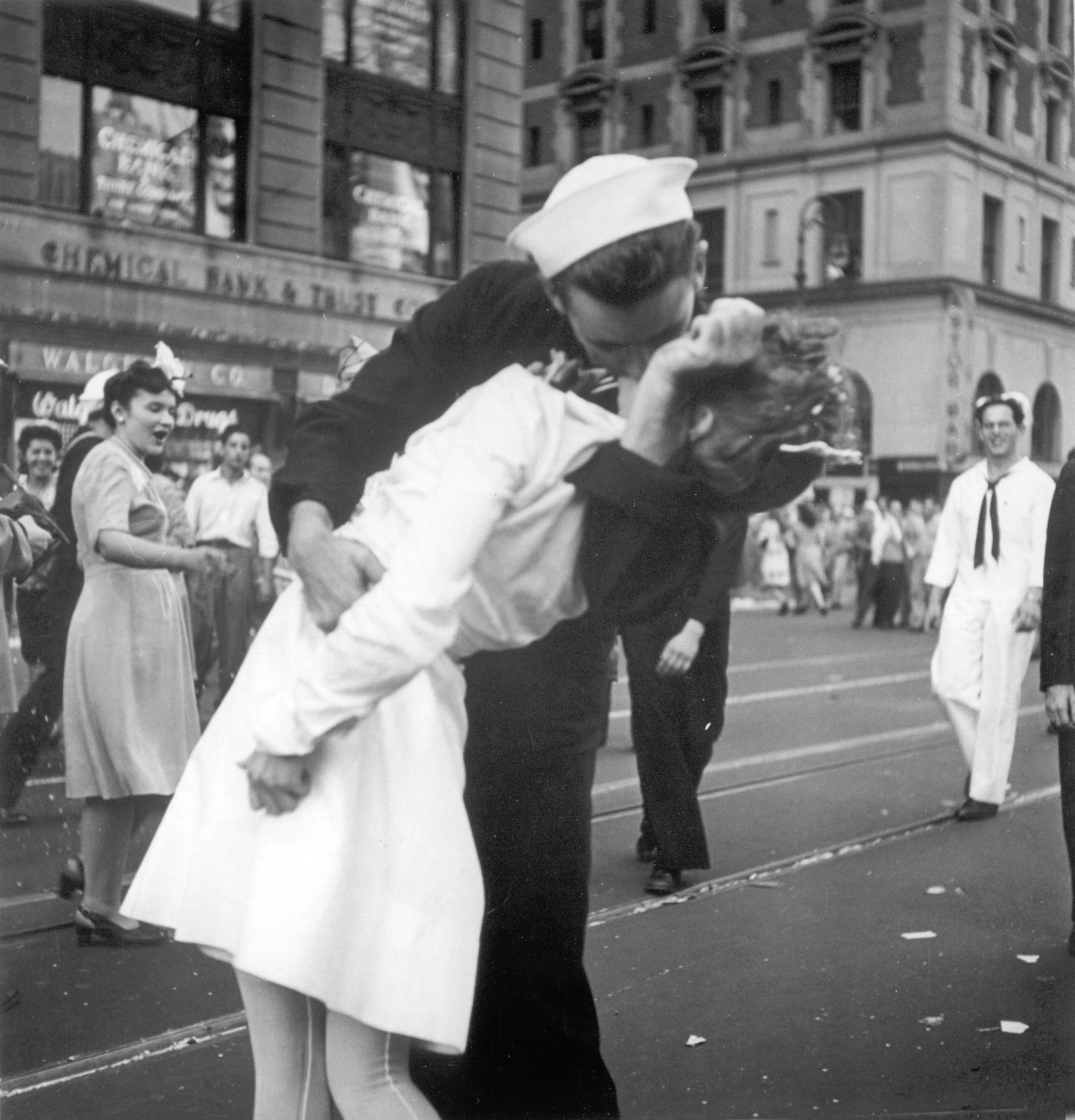 Foto histórica que mostra beijo não consensual no fim da Segunda Guerra Mundial vira pivô de debate nos EUA