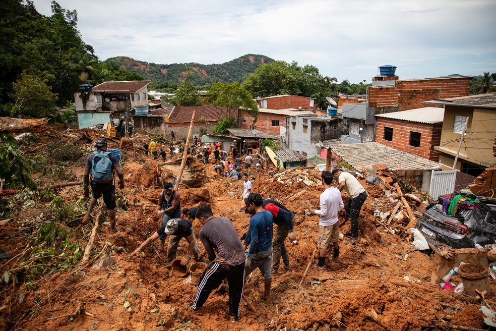 Buscas por desaparecidos em meio à lama de um deslizamento que derrubou casas na Vila Sahy, em São Sebastião — Foto: Fábio Tito/g1