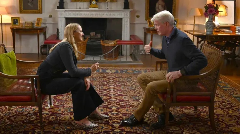 A jornalista Laura Kuenssberg, da BBC, está sentada em frente ao conde Spencer em uma sala da propriedade de Althorp — Foto: BBC