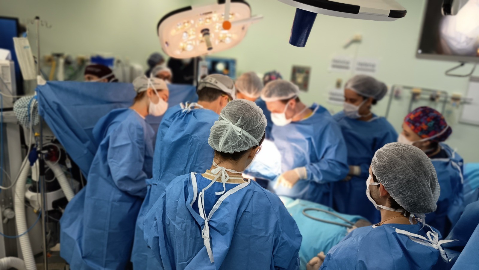 Médicos concluem em 6h penúltima etapa de separação de gêmeas unidas pela cabeça no interior de SP