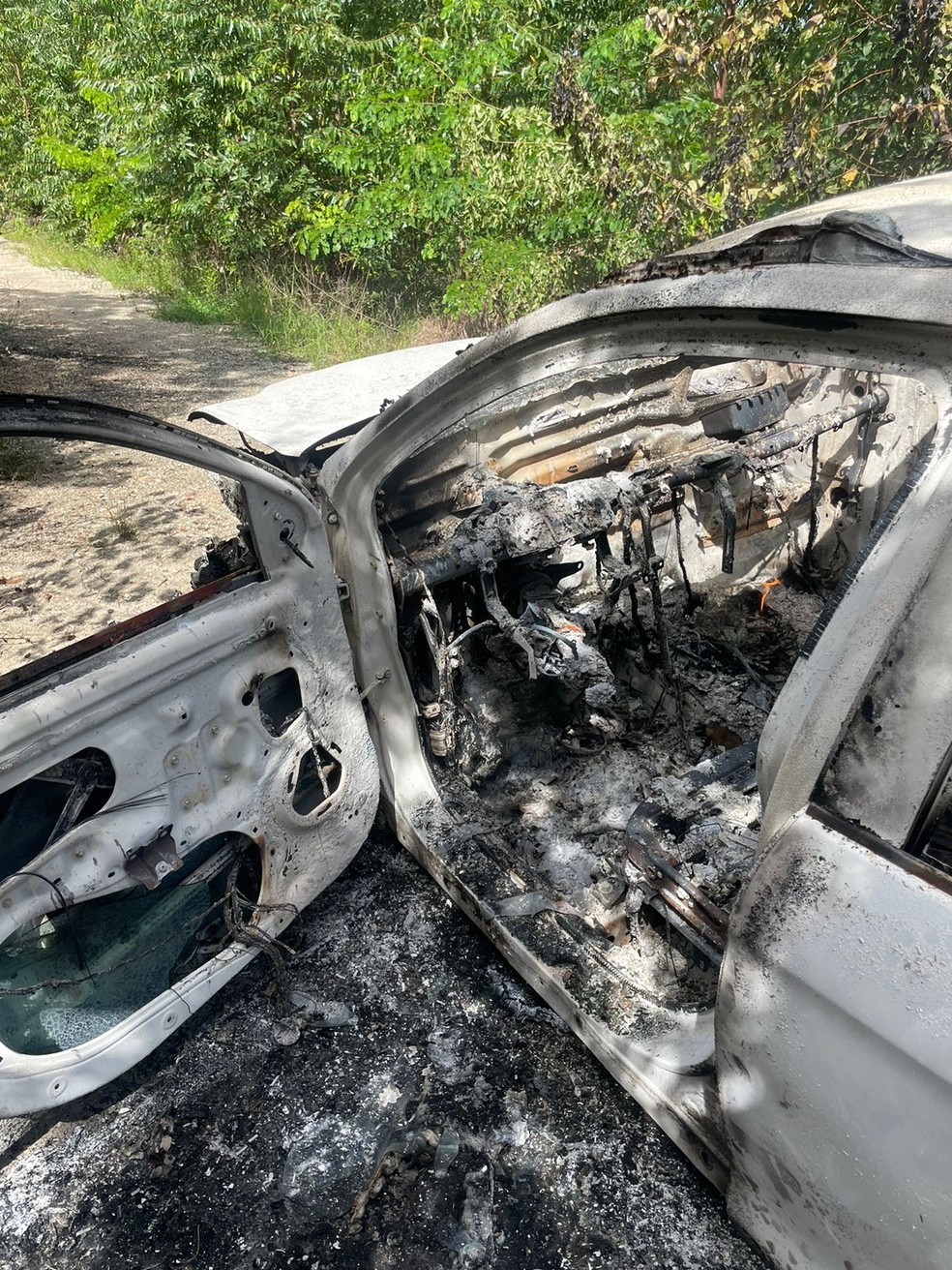 Carro do ex-secretário de Belmonte incendiado — Foto: Reprodução/TV Santa Cruz