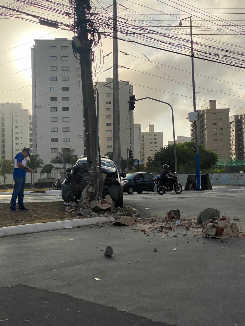 Motorista perde o controle e carro bate em poste na Avenida Jerônimo de Albuquerque em São Luís — Foto: Joaquim Faray Filho