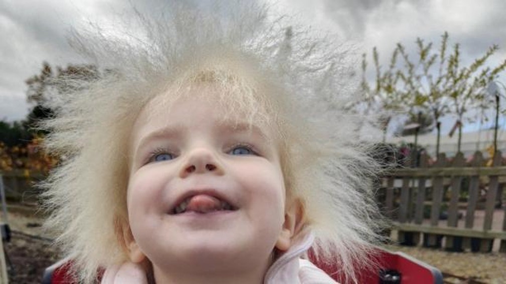 Layla, 3, diz que ama seu cabelo — Foto: Arquivo pessoal/BBC