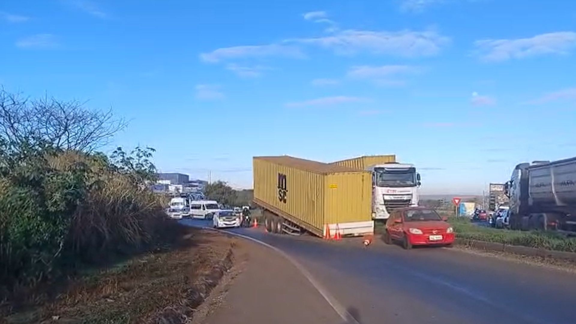 VÍDEO: Carreta com contêiner desacopla de cavalo mecânico e fica solta no Anel Viário de Uberlândia