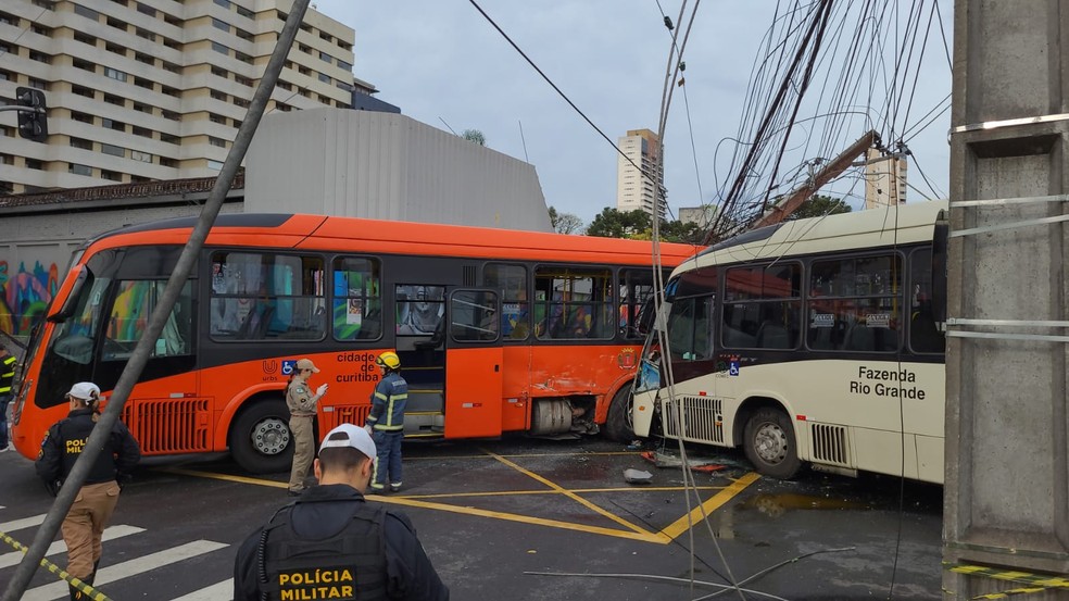 Acidente entre dois ônibus deixa feridos em Curitiba — Foto: Emanuel Pierin/ RPC