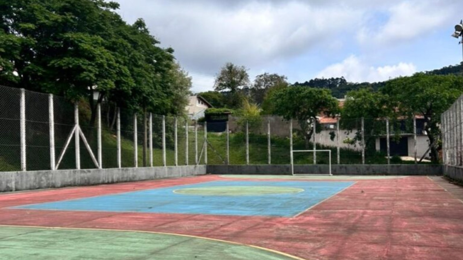 Prefeitura de Poços realiza levantamento e manutenções em quadras da cidade