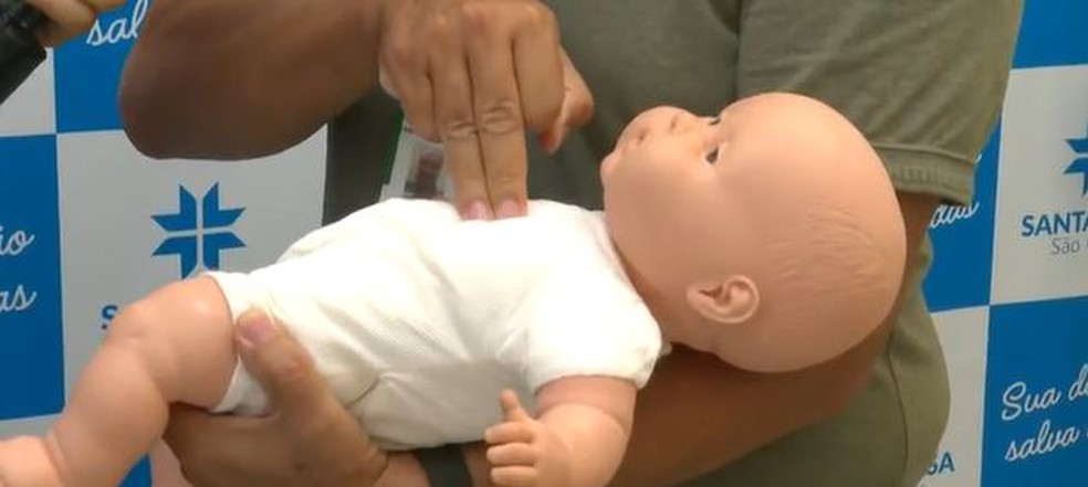 Manobra de Heimlich é indicada para salvar bebês engasgados — Foto: Reprodução/EPTV