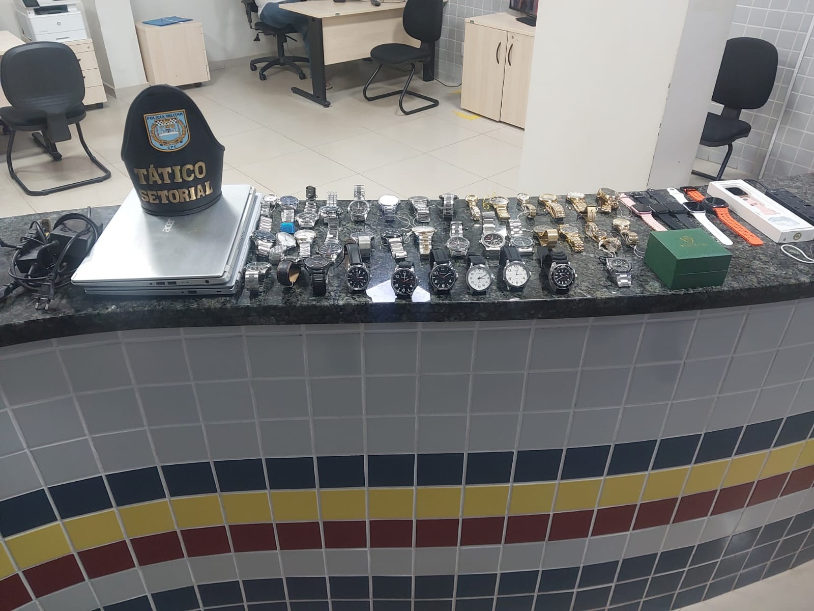 Polícia Militar recupera mais de 40 relógios e 2 notebooks furtados de loja de eletrônicos em Boa Vista