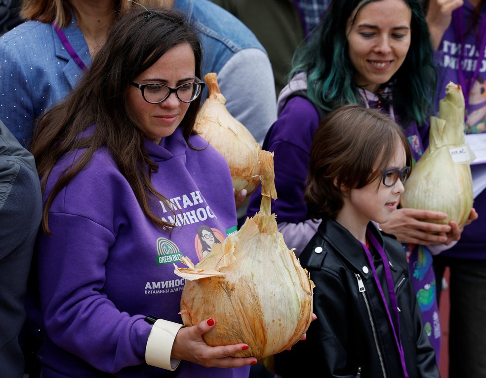 Mulher segura uma cebola gigante na competio russa de vegetais grandes em Moscou  Foto: REUTERS/Yulia Morozova