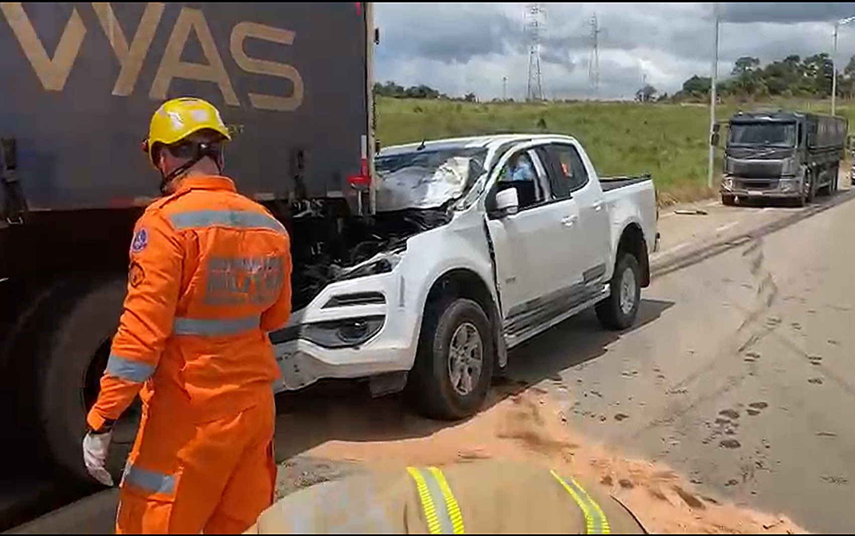 Motorista fica gravemente ferido após bater caminhonete em carreta na LMG‑877, em Poços de Caldas, MG