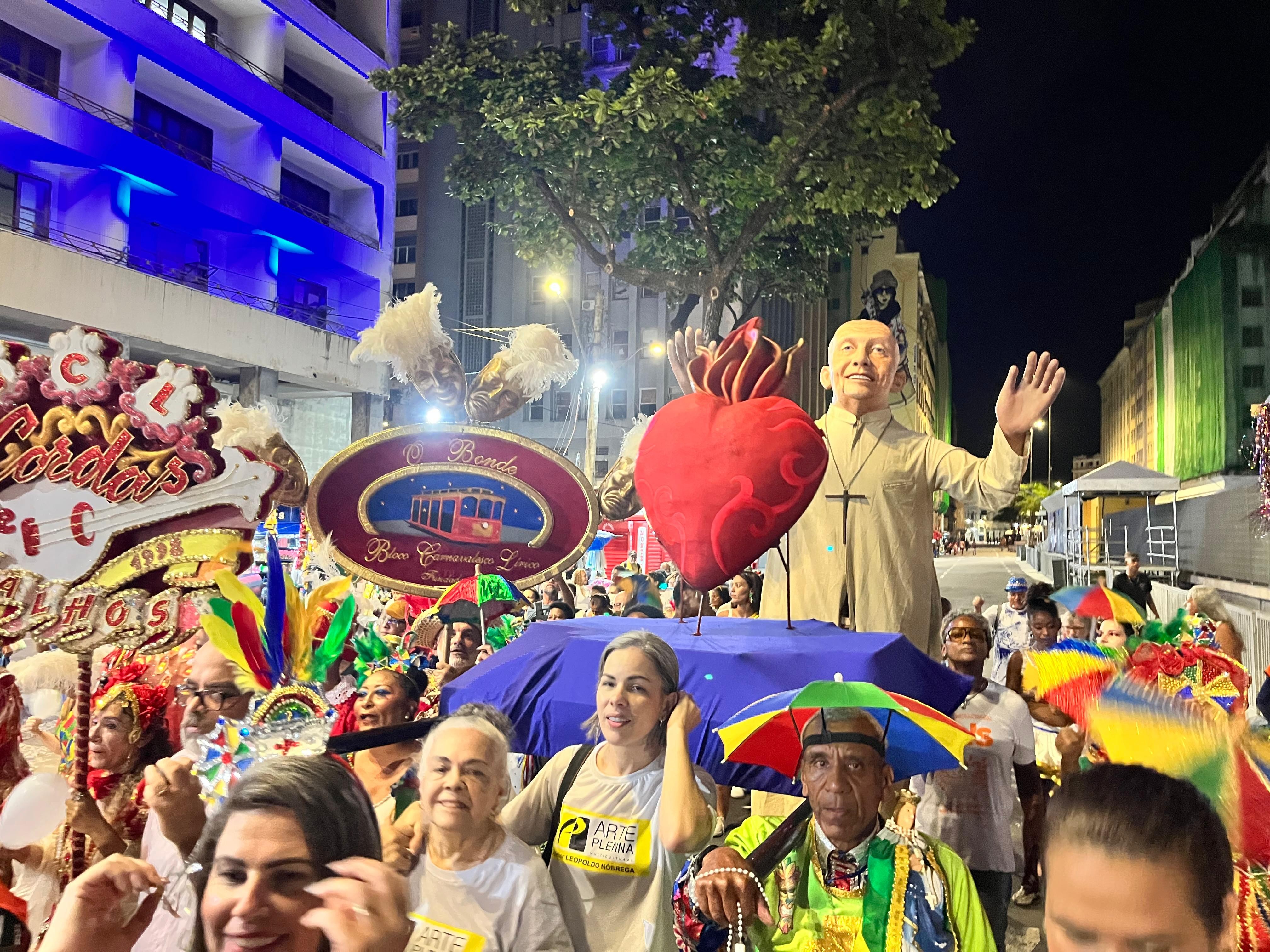 'Coração' de Dom Helder Câmara é 'transplantado' para Galo Gigante em cortejo inédito no Recife; VÍDEO