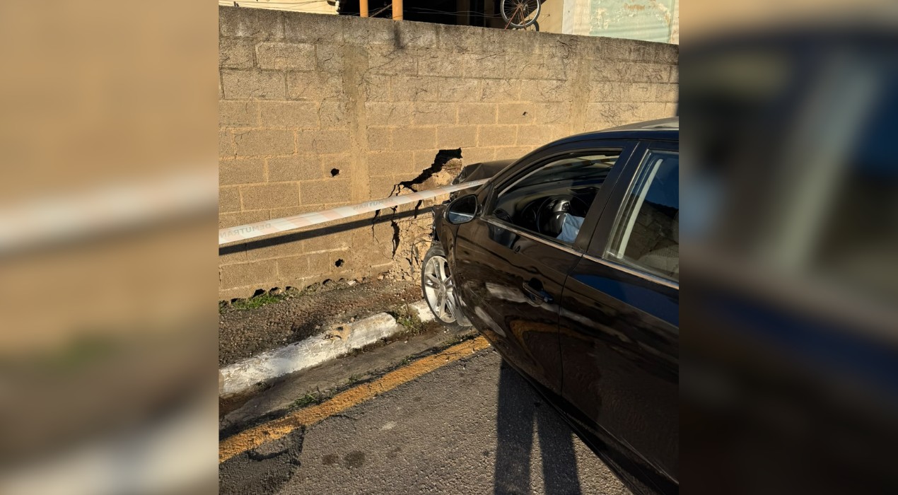 Motorista embriagado e sem CNH bate em cinco carros, atropela moto e só para em muro de casa em Itupeva 