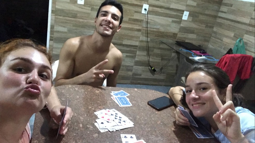 Letícia Ortega jogando baralho na mesa de mármore — Foto: Arquivo Pessoal