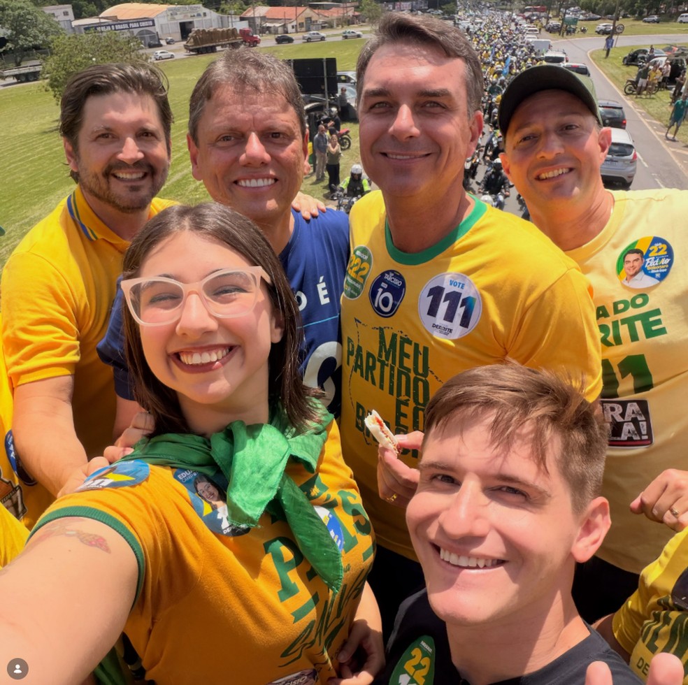 Eduarda Campopiano, a deputada estadual mais votada de São Paulo, posando com aliados em ato de campanha de Flávio Bolsonaro — Foto: Reprodução/Instagram