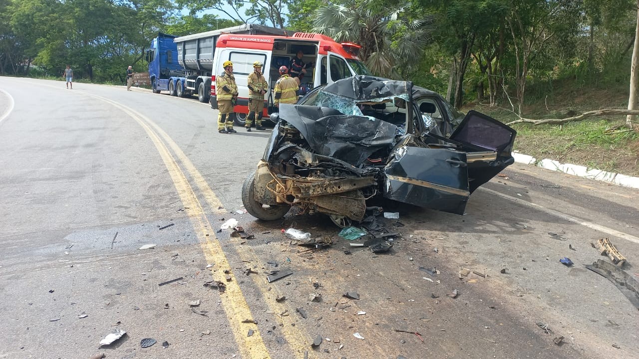 Motorista morre após carro invadir contramão e bater de frente com carreta na BR-356, em MG