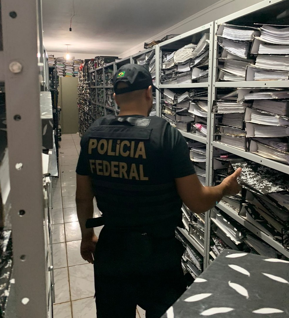 Polícia apreendeu documentos durante operação contra fraude no transporte escolar — Foto: PF/Divulgação