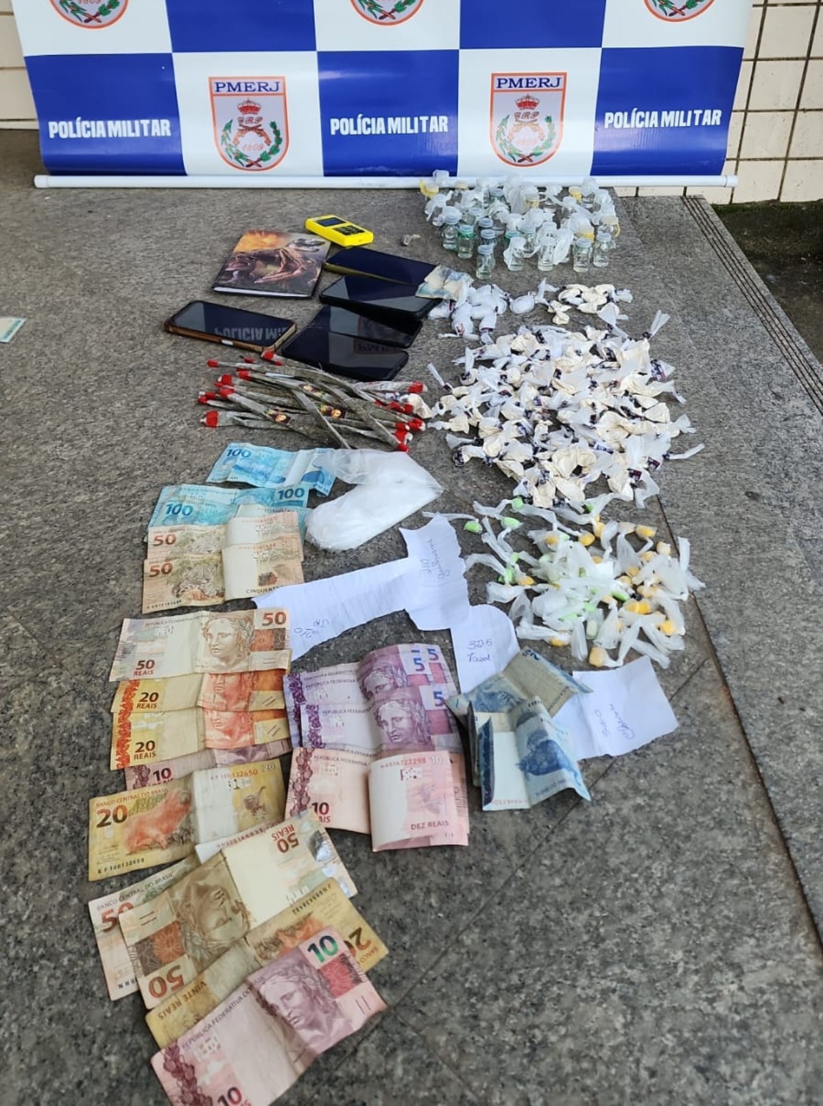 PM cerca casa e prende suspeito com drogas em Paty do Alferes
