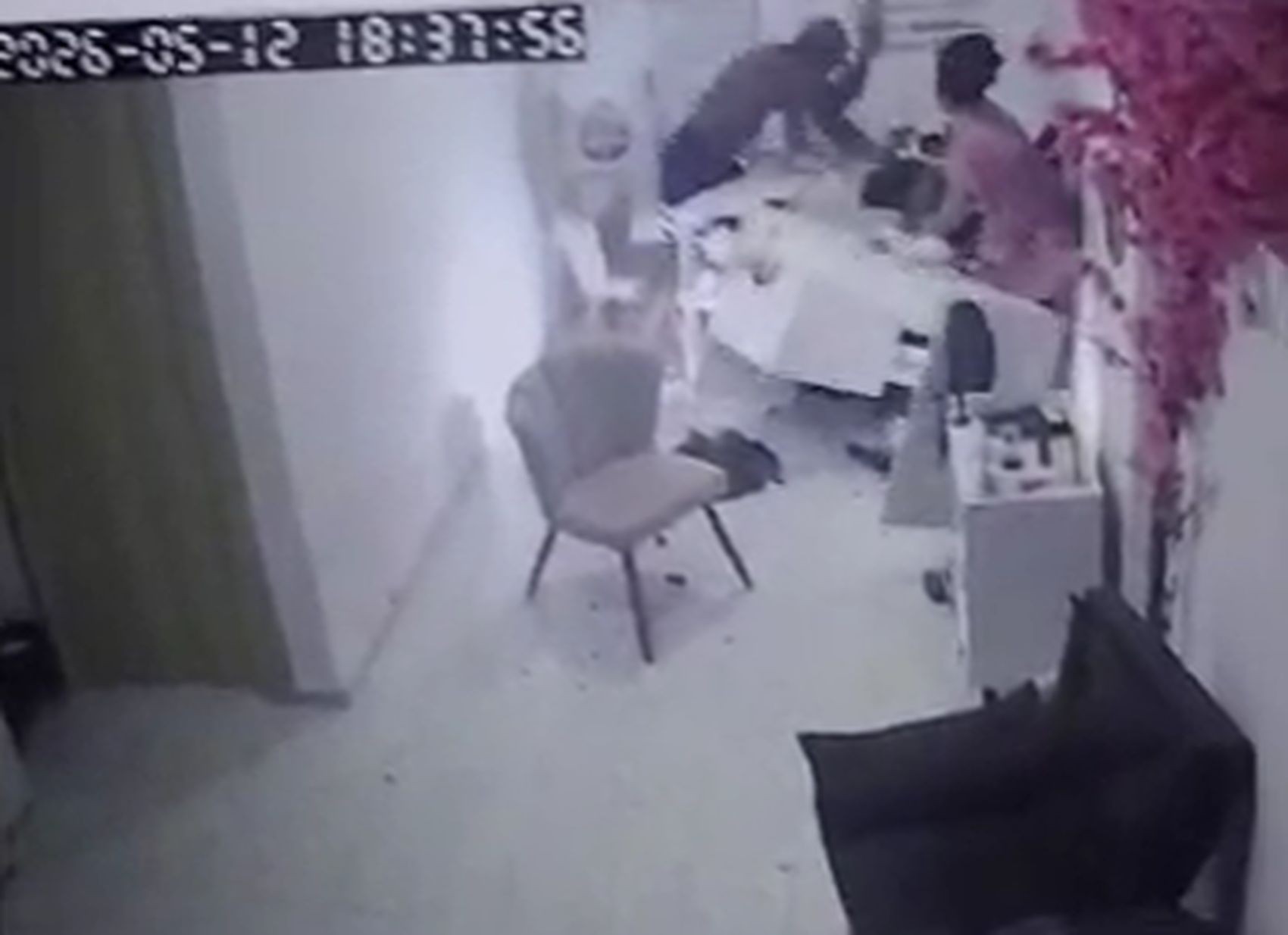 Homem invade estabelecimento comercial e agride ex-companheira em Aracaju