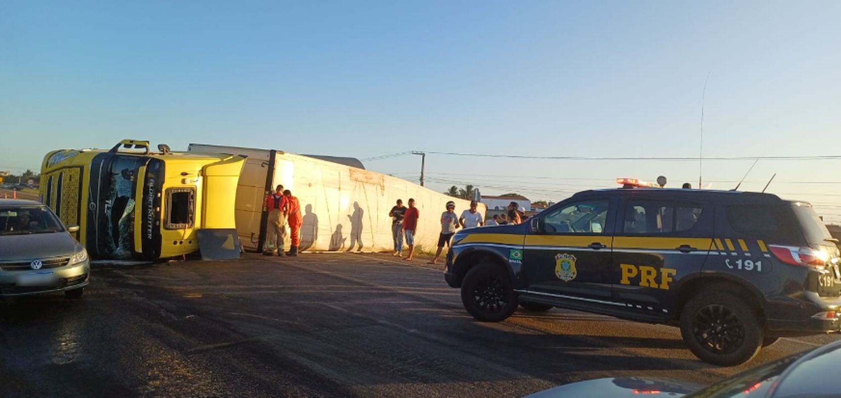 Carreta com 13 toneladas de sal tomba na BR-235 e deixa uma pessoa ferida em Sergipe