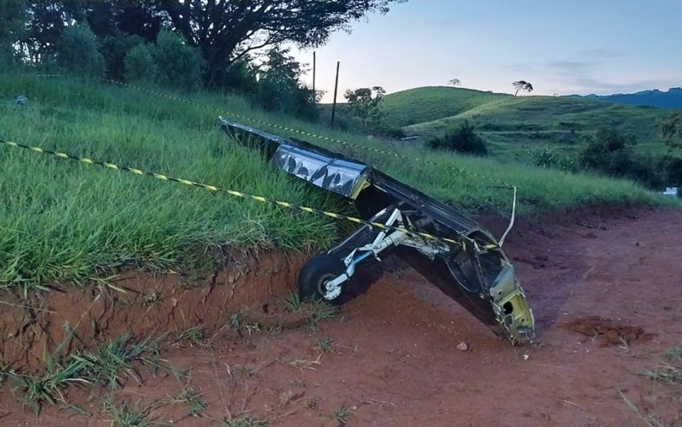 Destroços de avião que caiu e deixou 7 mortos em Itapeva, MG — Foto: João Daniel Alves/EPTV