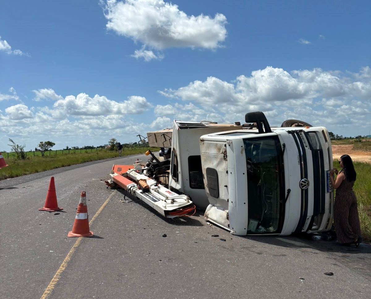 Caminhão que presta serviços para a CEA Equatorial Energia tomba na rodovia AP-070, em Macapá
