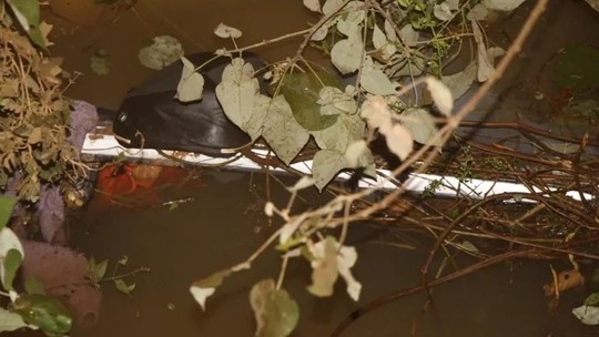 Carro com crianças e gestante cai de ponte e afunda em córrego em Lagoa Formosa