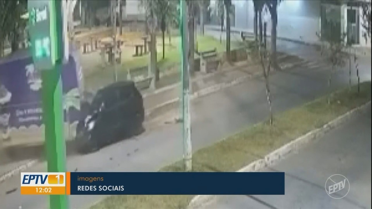 VÍDEO: Carro desgovernado arrasta trailer de açaí por cerca de 13 metros em Boa Esperança, MG