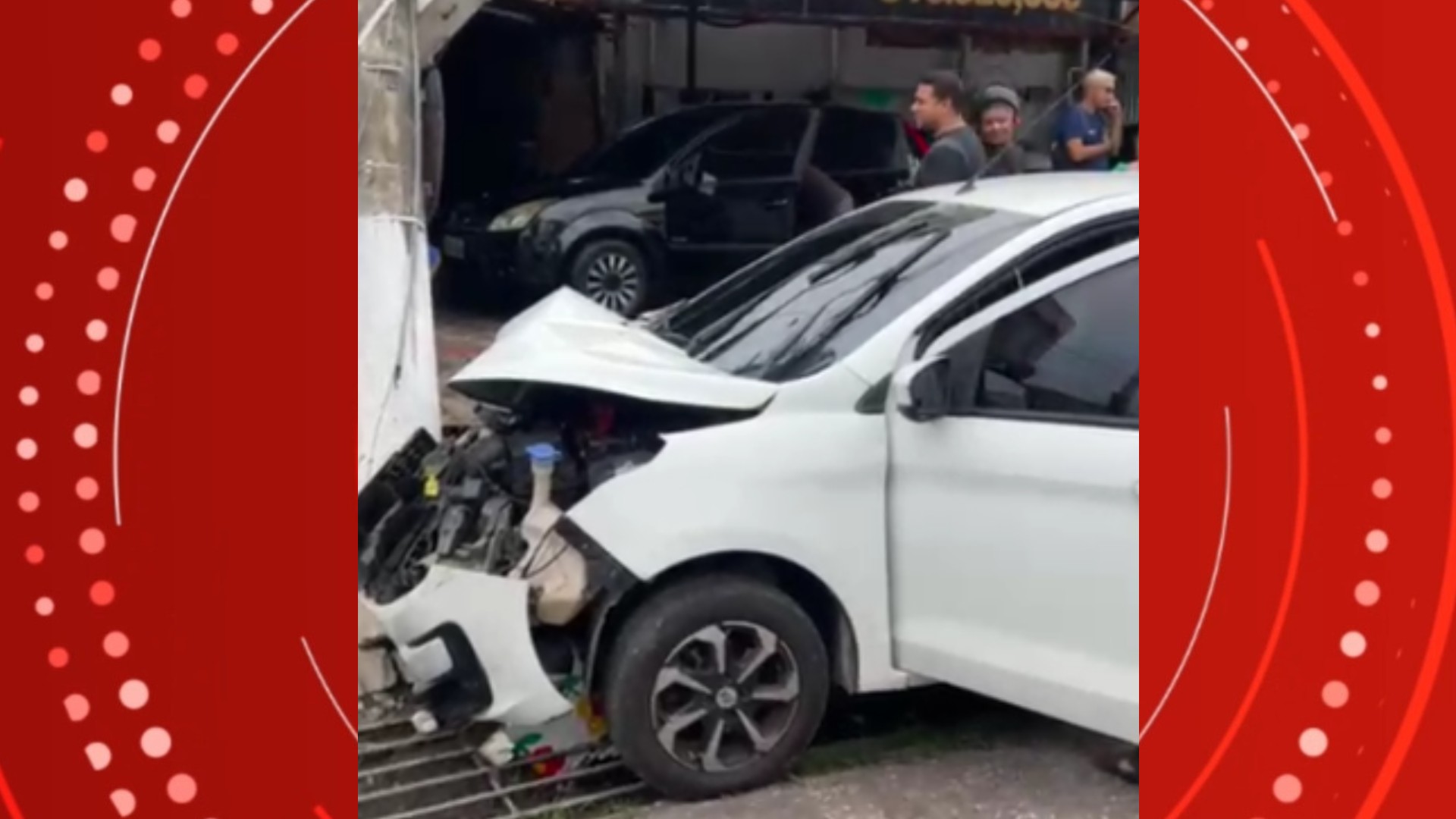 Carro derruba poste durante acidente no Telégrafo, em Belém