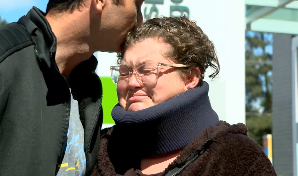 Impacto no vidro, encosto do banco e postura no carro amorteceram bala perdida que quase deixou mulher tetraplégica no PR