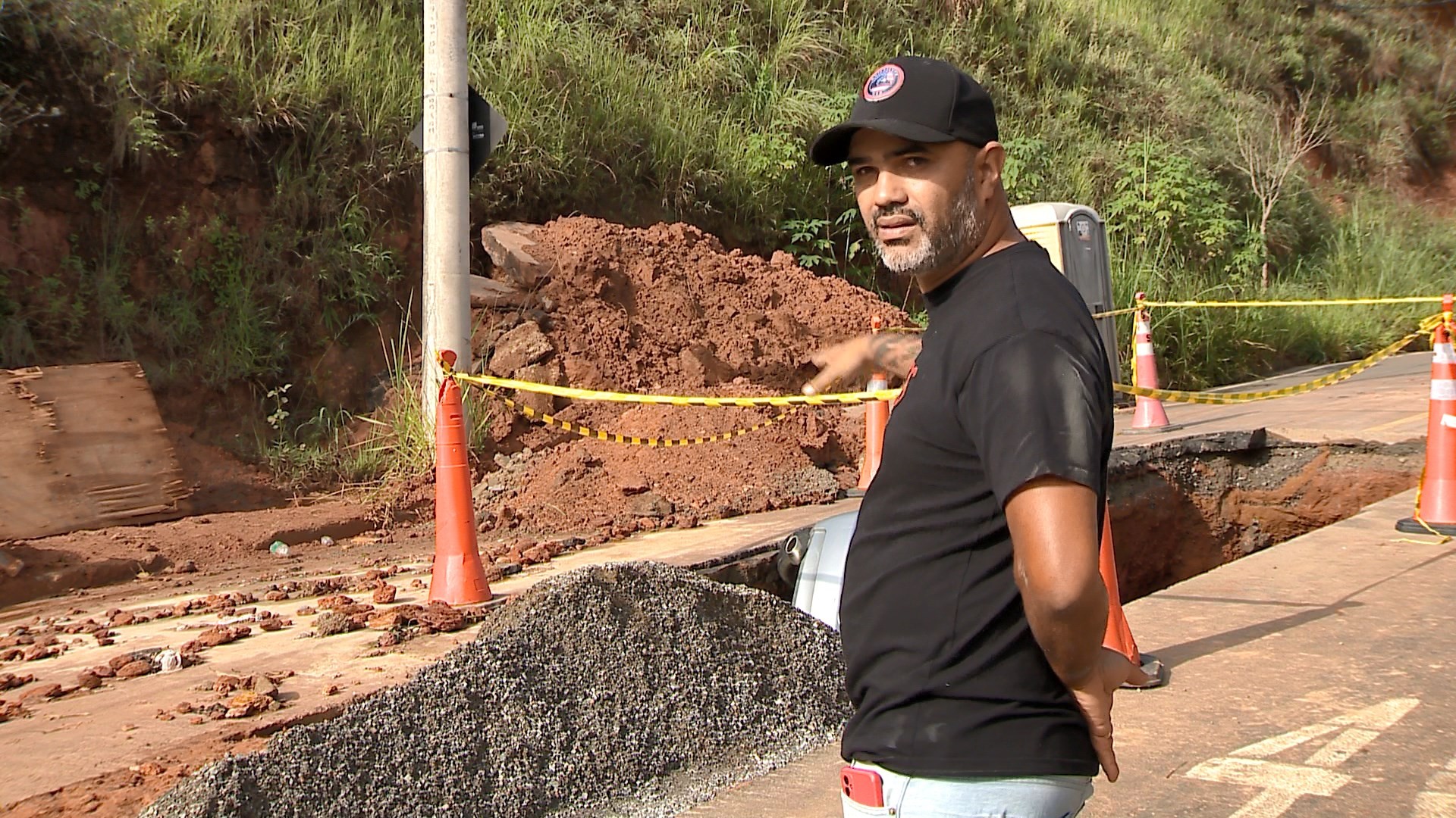 Carro que caiu em cratera era de aplicativo e levava passageira na hora do acidente: 'Não vi o buraco', diz motorista