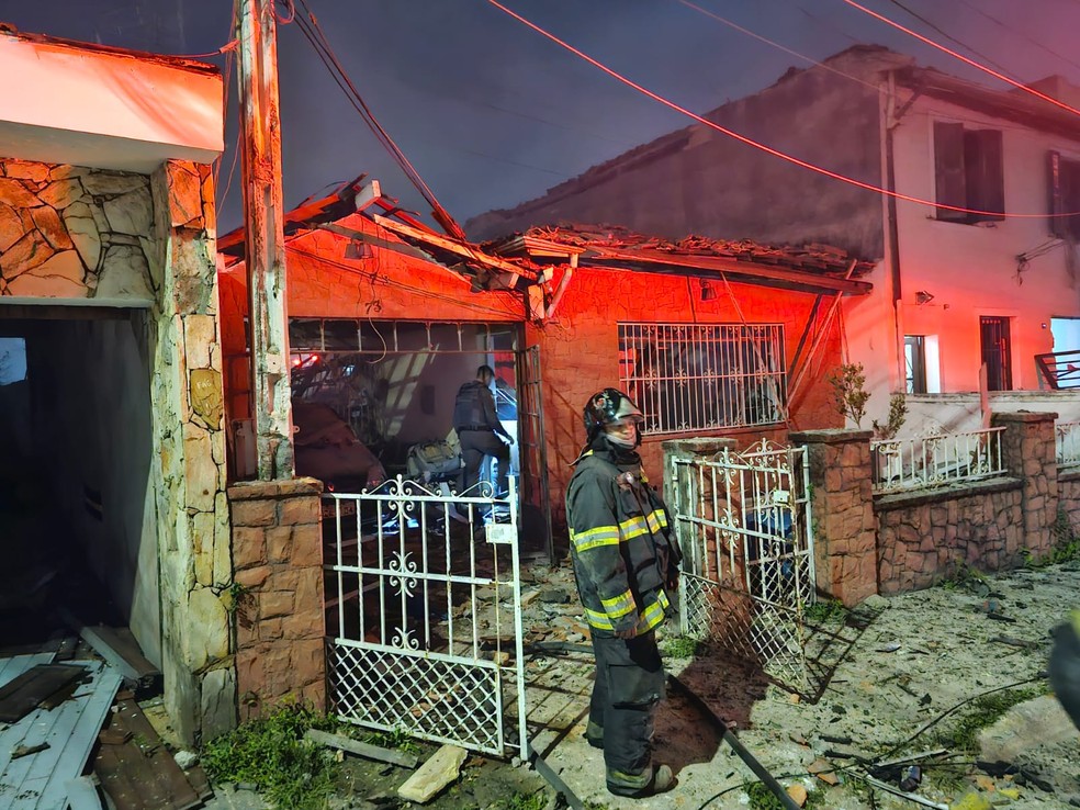 Carros estacionados nas ruas do entorno do local que explodiu também foram danificados. — Foto: Reprodução