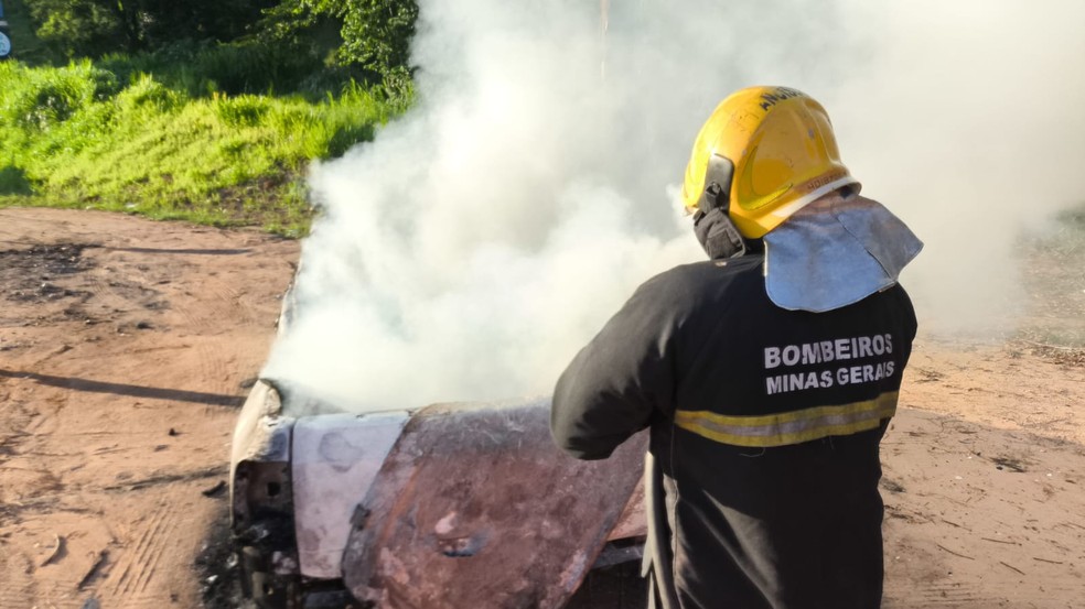 Corpo de Bombeiros conteve as chamas de veículo que pegou fogo na MG-050 em Itaúna — Foto: Corpo de Bombeiros/Divulgação