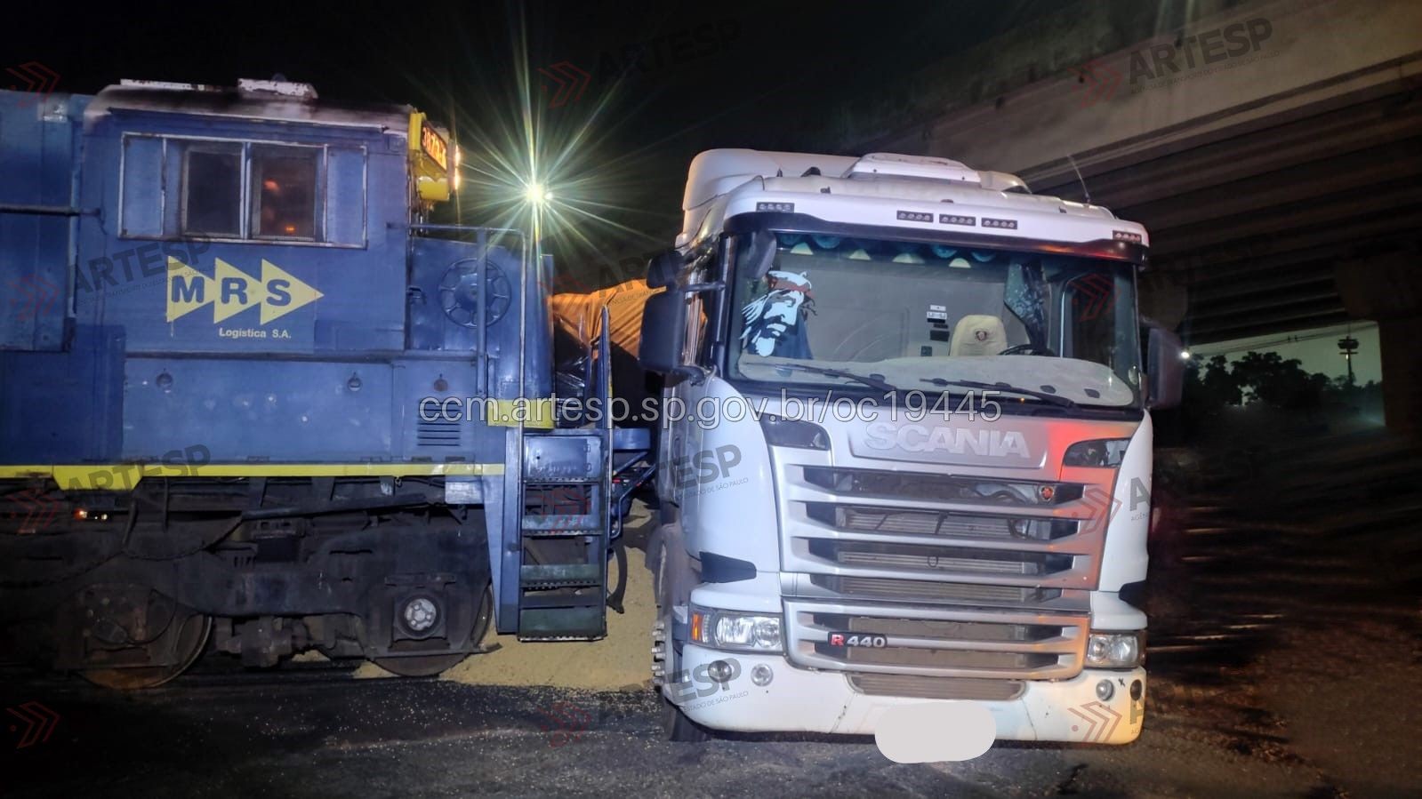 Carreta e trem batem em Cubatão, SP