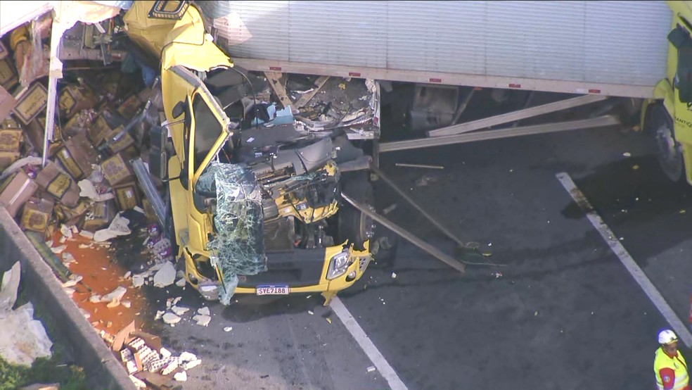 Cabine de uma das carretas ficou destruída — Foto: Reprodução/TV Globo