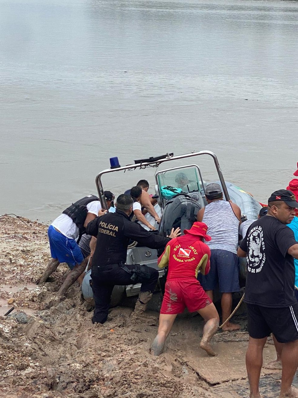 Barcos são empurrados por equipes de órgãos mobilizados em resgate  de corpos no Pará — Foto: PF/Reprodução