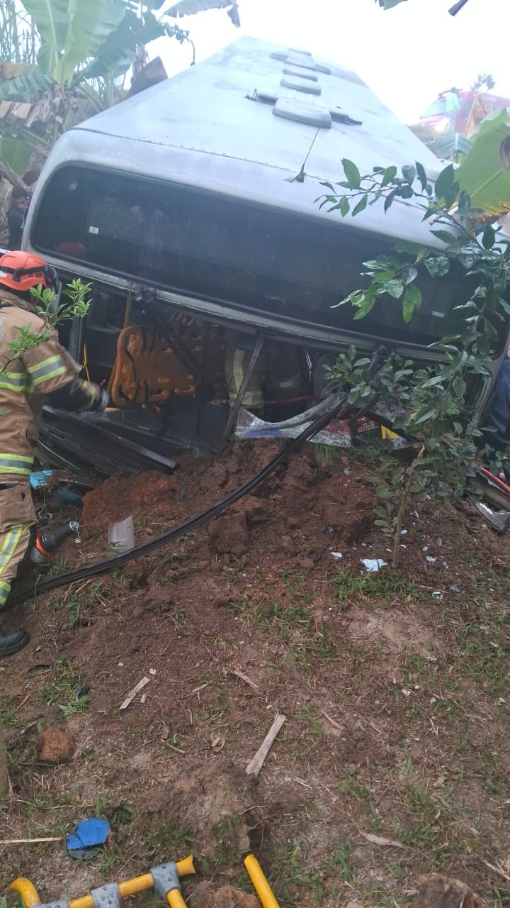 Acidente com ônibus deixa cerca de 20 feridos e um morto em Itaboraí