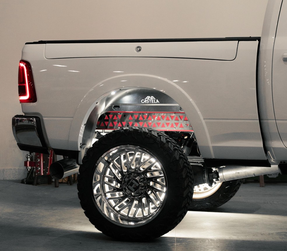 RAM 3500 modificada de Ana Castela com luzes na grade e sob o veículo — Foto: Reprodução / Instagram