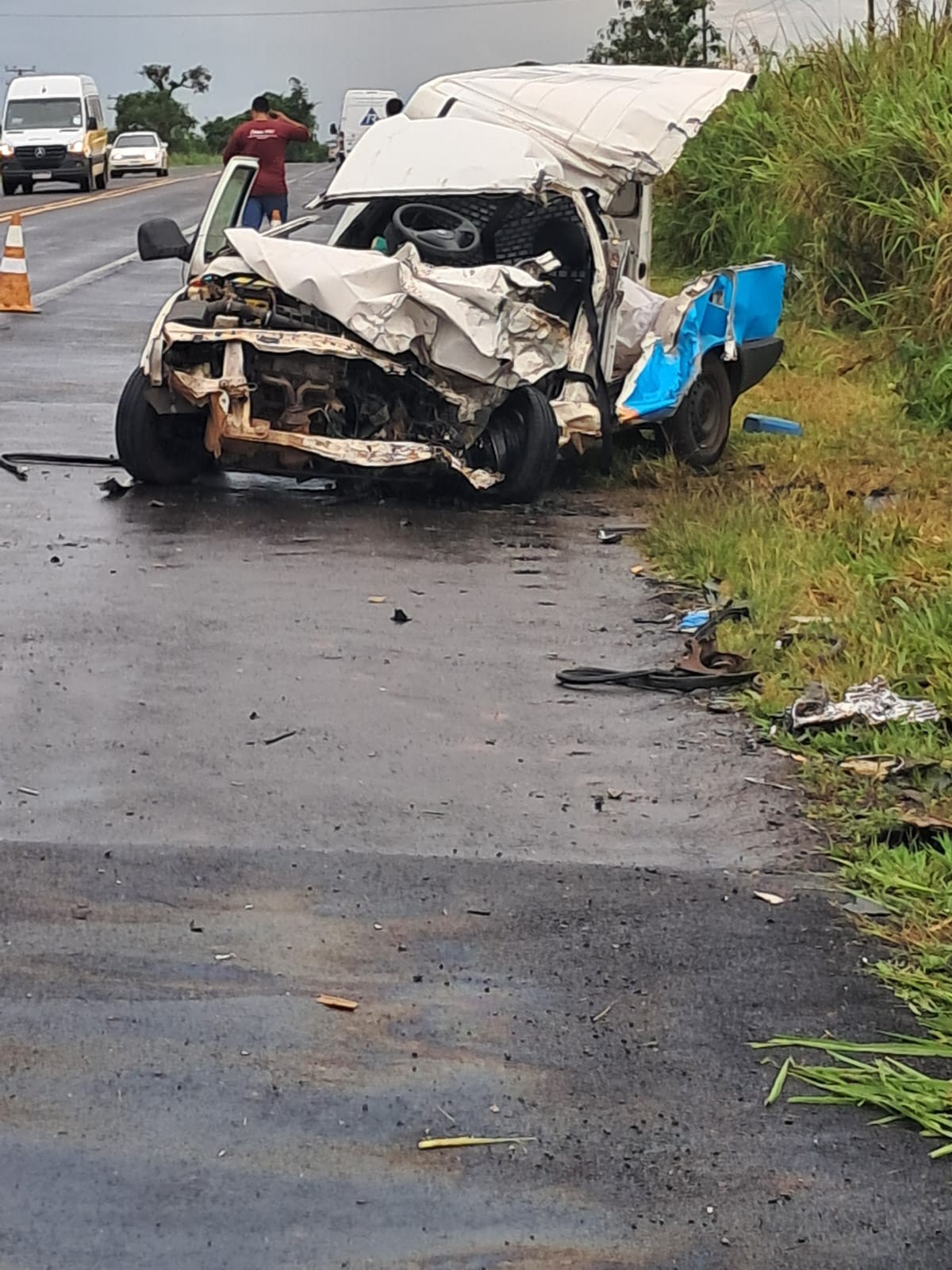 Após envolver-se em colisão com caminhão, veículo utilitário fica destruído na Rodovia Brigadeiro Eduardo Gomes, em Rancharia