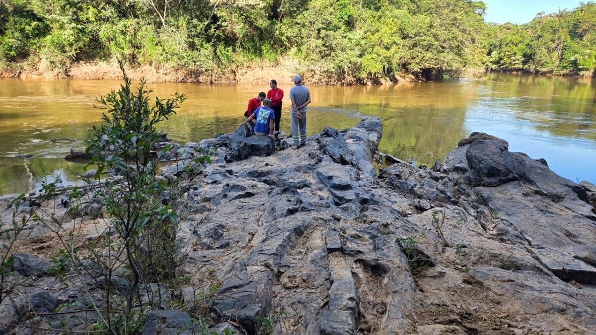 Idoso cai em rio e morre enquanto pescava com sobrinhos em MG 