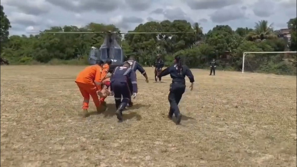Homem é atacado por abelhas, cai de ponte de seis metros e é levado de helicóptero a hospital — Foto: Reprodução/WhatsApp