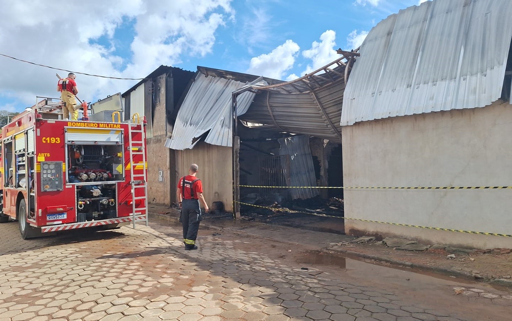 Incêndio de grandes proporções atinge galpões de artesanato em Baependi, MG