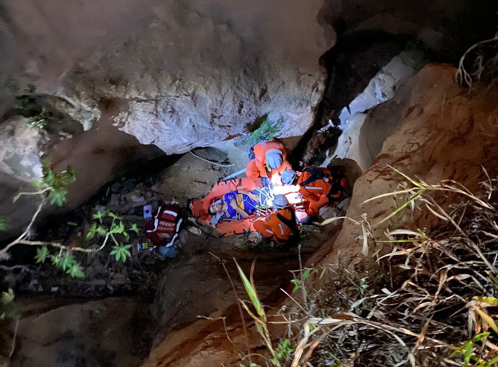 Adolescente de 15 anos caiu em uma cratera com 9 metros e foi socorrido por bombeiros na Bahia � Foto: Divulga��o/18� Batalh�o de Bombeiros Militares da Bahia