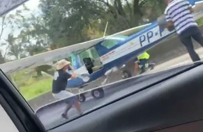 Avião monomotor faz pouso de emergência na Rodovia Régis Bittencourt, em Juquitiba