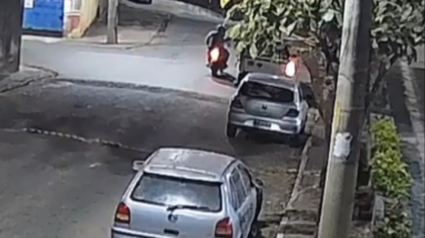 VÍDEO: Homem é morto a tiros dentro de carro no RJ