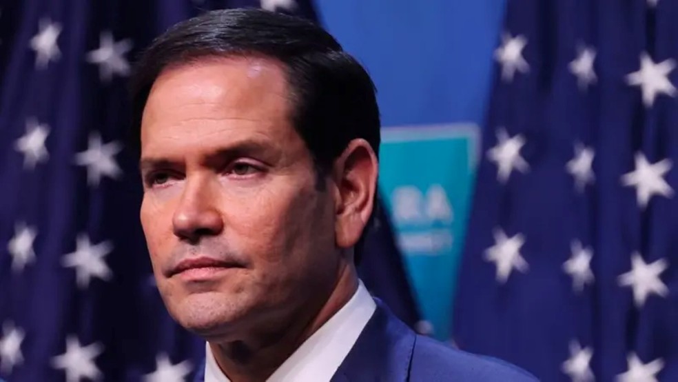 O secretário de Estado americano, Marco Rubio, defendeu a associação com Betancourt, afirmando que ele não tem processos judiciais em andamento nos Estados Unidos, embora existam ações em outros países — Foto: AFP via Getty Images (BBC)