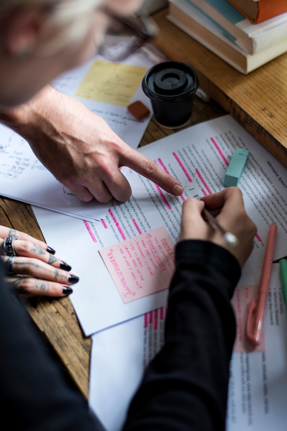 Imagem que ilustra pessoas estudando para processo seletivo ou concurso público — Foto: Magnific/ia