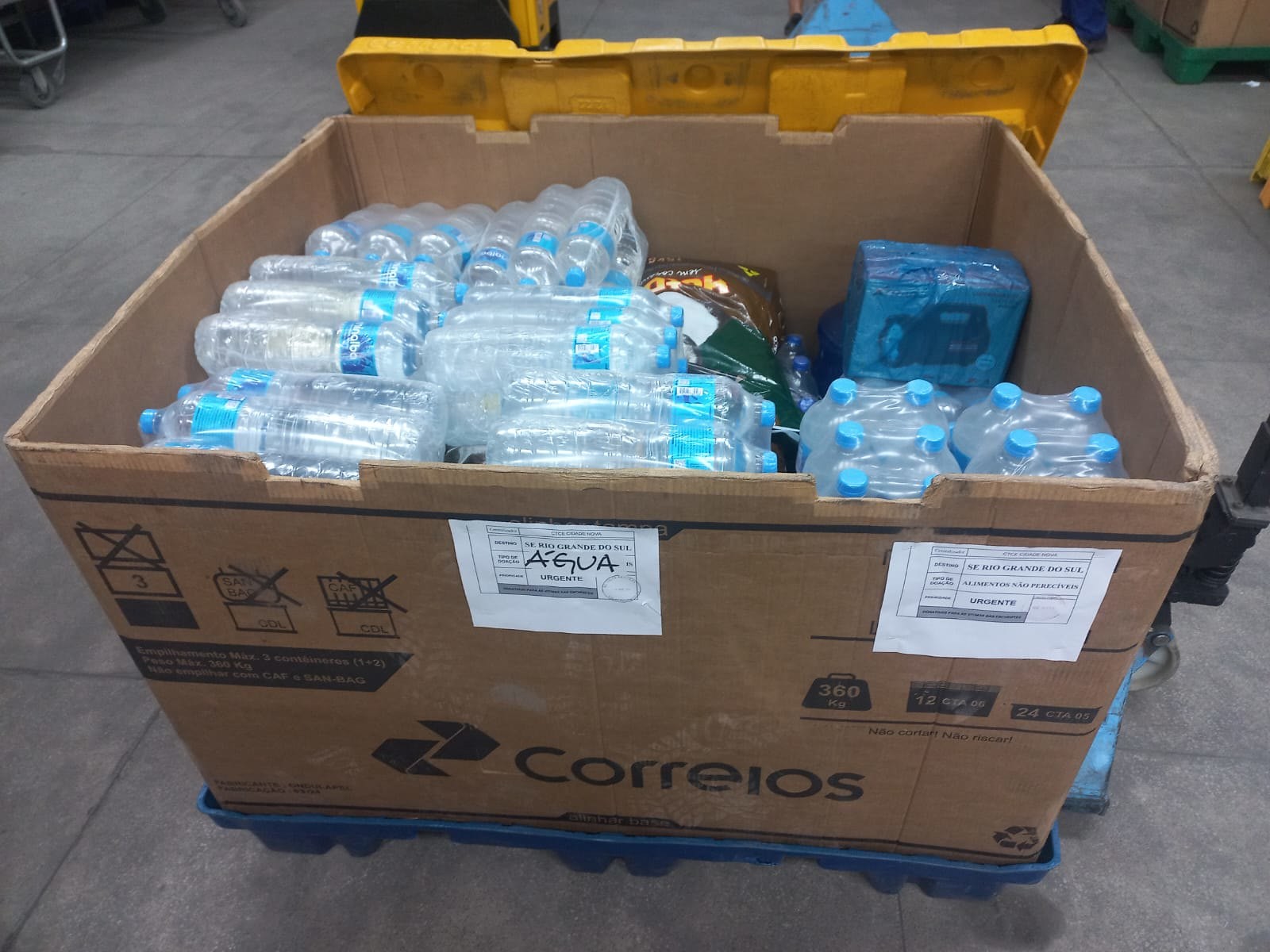 Moradores do RJ entregaram 850 toneladas de donativos para vítimas da tragédia no RS nas agências dos Correios