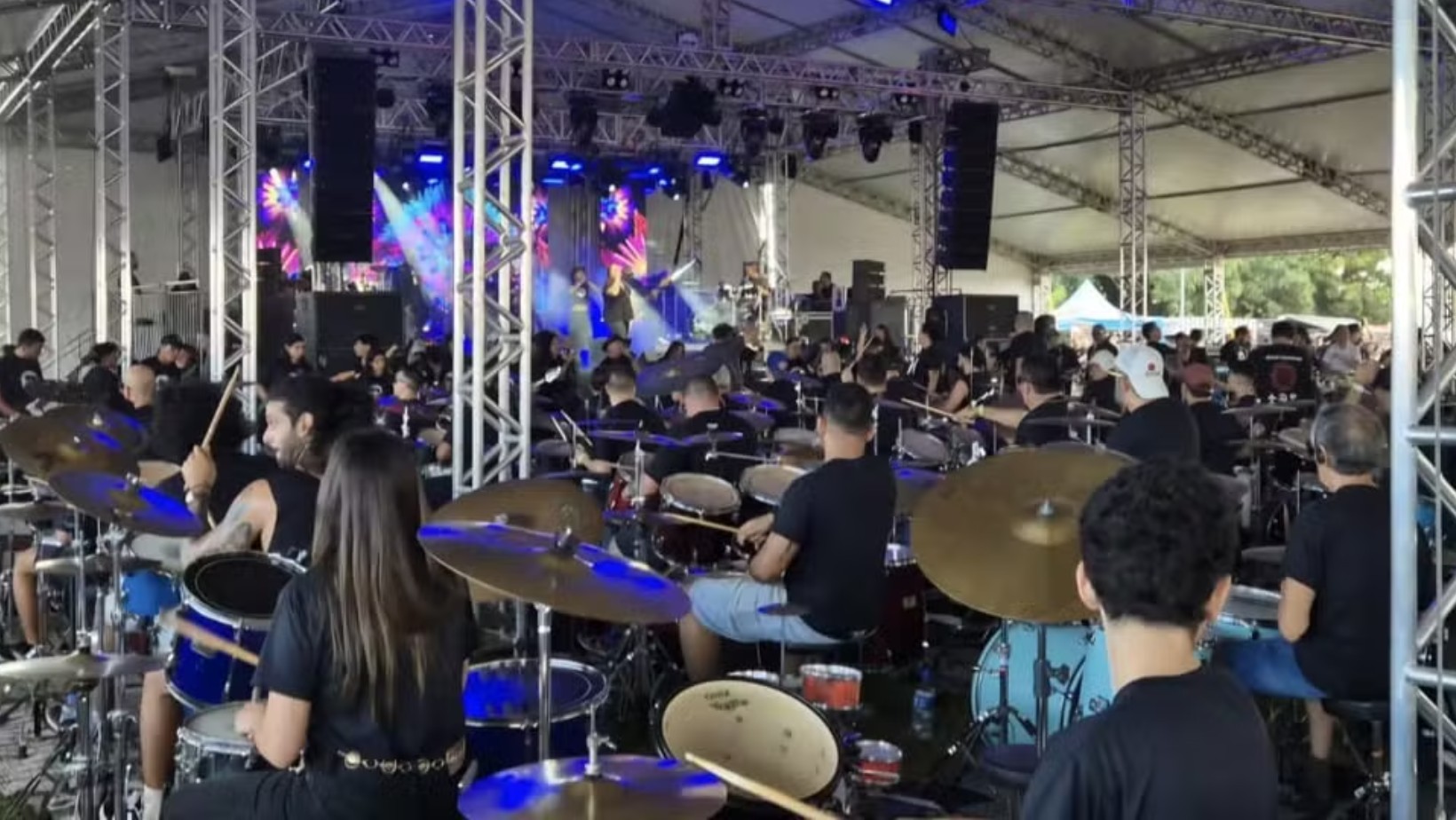 Baquetas, música e inclusão: De crianças a idosos, projeto reúne até 400 bateristas para tocar rock em museu