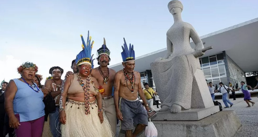 Em foto de 2009, indígenas protestam em frente ao STF, no período do julgamento sobre a Terra Indígena Raposa Serra do Sol — Foto: GETTY IMAGES